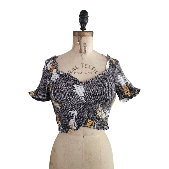 ASTR The Label Floral Smocked Short Sleeve Top M - Picture 2 of 5
